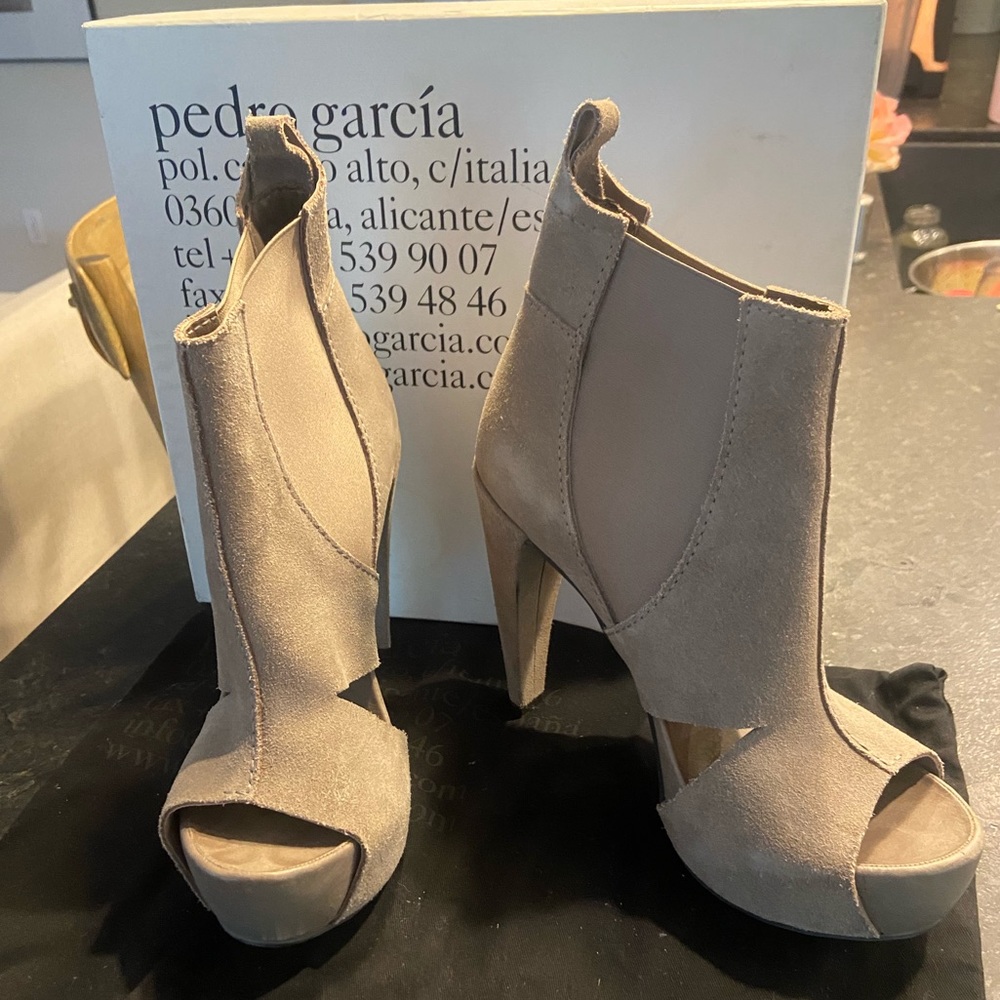 Pedro Garcia Taupe Abbie Size 40 platform heels, barely worn